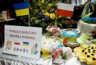 Stół zastawiony wielkanocnymi przysmakami