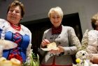 Iwona Gibas w czasie degustacji ciasta