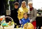 Pamiątkowe zdjęcie, trzy kobiety trzymają bochenek chleba