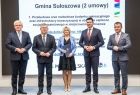 Marszałek Witold Kozłowski i wicemarszałkowie Łukasz Smółka i Józef Gawron stoją na scenie z przedstawicielką Gminy Sułoszowa.