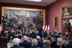 Goście zaproszeni na uroczystość w Muzeum Narodowym w Krakowie słuchają koncertu