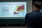 Wicemarszałek Łukasz Smółka ogląda prezentację z mapą Europy.