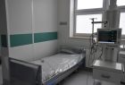 Łóżko szpitalne ze sprzętem.