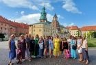 Grupa nauczycieli polonijnych na tle Katedry Wawelskiej i Zamku
