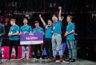 Grupa laureatów hackathonu na scenie