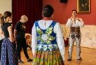 ludzie w strojach regionalnych tańczą 