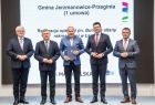 Marszałek Witold Kozłowski i wicemarszałkowie Łukasz Smółka i Józef Gawron stoją na scenie z przedstawicielem Gminy Jerzmanowice.