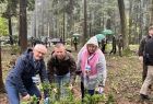 Wicemarszałek Józef Gawron sadzi drzewko, obok m.in. radna województwa Marta Mordarska