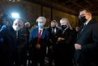 Goście wydarzenia podziwiają obrazy
