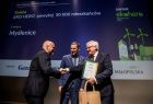 Wicemarszałek Józef Gawron gratuluje laureatowi