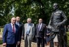 Wicewojewoda Ryszard Pagacz i prezydent Jacek Majchrowski stoją z innymi mężczyznami koło pomnika.