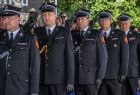 Wicemarszałek Łukasz Smółka salutuje z innymi strażakami.