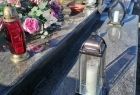 grobowiec zmarłego samorządowca, na płycie nagrobnej leżą kwiaty i znicze