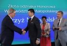 Wicemarszałek Łukasz Smółka ściska dłoń dyrektorowi szpitala.
