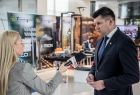 Wicemarszałek Łukasz Smółka udziela wywiadu telewizji.