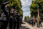 Strażacka defilada idzie drogą.