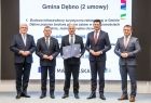 Marszałek Witold Kozłowski i wicemarszałkowie Łukasz Smółka i Józef Gawron stoją na scenie z przedstawicielem Gminy Dębno.
