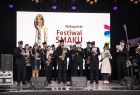 Strażacka orkiestra dęta gra na scenie.