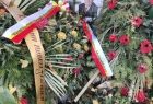grobowiec zmarłego samorządowca, na płycie nagrobnej leżą kwiaty i znicze
