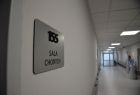 Plakietka na korytarzu szpitalnym z napisem Sala Chorych.