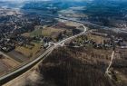 Widok obwodnicy Podłęża z lotu ptaka, widoczne połączenie z autostradą.