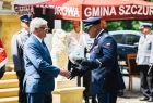 Wicemarszałek składa gratulacje i podziękowania na ręce przedstawiciela policji