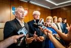 Uczestnicy konferencji prasowej - Józef Gawron, Marta Mordarska i samorządowcy sądeccy stoją w rzędzie