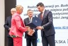 Wicemarszałek Łukasz Smółka wręcza umowę przedstawicielce Gminy Trzyciąż.