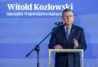 Marszałek Witold Kozłowski przemawia z mównicy. Z nim widoczny napis Witold Kozłowski Marszałek Województwa Małopolskiego.