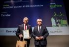 Wicemarszałek Józef Gawron pozuje do zdjęcia z jednym z laureatów