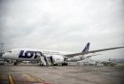 Samolot Boeing Dreamliner z brawach LOT na płycie lotniska w Balicach.