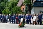 Uroczysty apel, goście i policjanci stoją w szeregu na placu