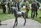Pomnik konia mała Kasztanka. Z tyłu widoczni żołnierze.