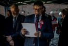 Przewodniczący małopolskiej Solidarności Adam Lach czyta list.