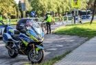 Policyjny motocykl stoi przy przejściu dla pieszych.