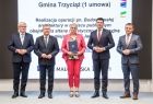 Marszałek Witold Kozłowski i wicemarszałkowie Łukasz Smółka i Józef Gawron stoją na scenie z przedstawicielką Gminy Trzyciąż.