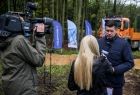 Wicemarszałek Łukasz Smółka udziela wywiadu telewizji.