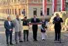 Uczestnicy uroczystości stoją w rzędzie