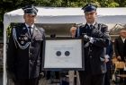 Wicemarszałek Łukasz Smółka wręcza Medal Polonia Minor Prezesowi OSP Dawidowi Gleniowi.