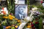 Zdjęcie profesora Jana Pamuły stoi wśród wieńców i kwiatów. Powyżej umieszczono nekrolog.