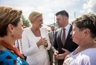 Wicemarszałek Łukasz Smółka rozmawia z Pierwszą Damą RP. Na pierwszym planie widoczne kobiety.