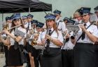 Strażacka orkiestra dęta gra.