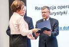 Marszałek Witold Kozłowski przekazuje umowę przedstawicielce Gminy Wolbrom.