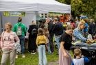 Uczestnicy pikniku odwiedzają przygotowane stoiska.