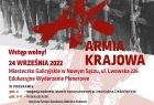 Plakat z informacjami o wydarzeniu, w jego górnej części fotografia kilkunastu mężczyzn w mundurach, trzymających w wyciągniętej w przód ręce karabiny. 