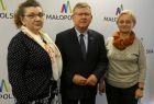 Marszałek Witold Kozłowski oraz Bożena Bochaczyk i Alina Płachta z regionalnego zespołu pieśni i tańca „Bratkowie”