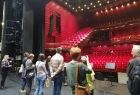 Ludzie stojący na scenie opery.