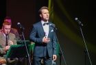 Orkiestra Straży Granicznej podczas koncertu, na scenie MCK Sokół; występ solisty