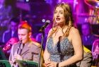 Śpiewaczka operowa podczas występu; w tle orkiestra Straży Granicznej
