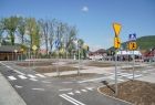 Widok na miasteczko rowerowe, na pierwszym planie widać alejki służące do nauki jazdy. Przy alejkach ustawiono ostrzegawcze pomarańczowe znaki drogowe, na alejkach namalowano białe przejścia dla pieszych. 